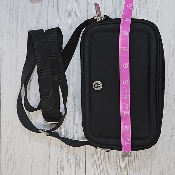 Lululemon crossbody camera bag in black - Picture 14 of 15